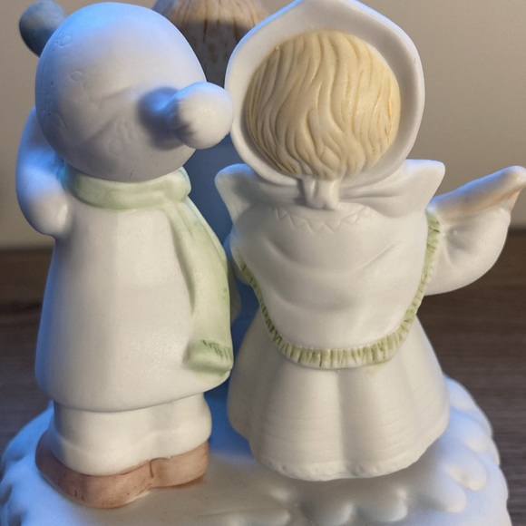 Christmas Carolers porcelain music box “joy to the world “ - Picture 5 of 14